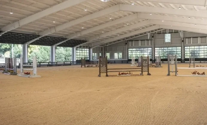 Manège Équestre partiellement ouvert et entièrement en acier  100' x 200' x 18'