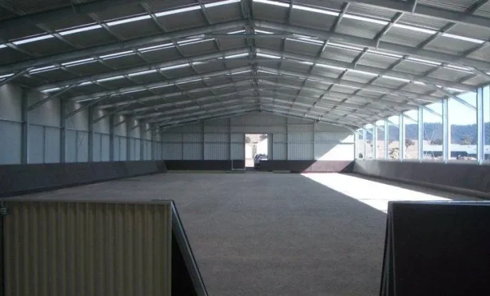 Manège Équestre partiellement ouvert et entièrement en acier  100' x 220' x 18'