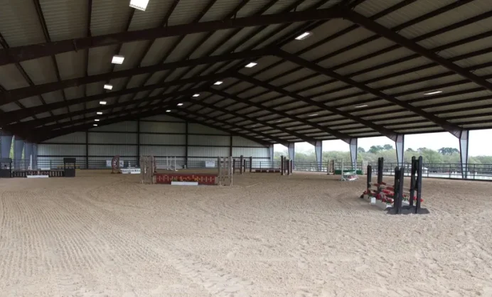 Manège Équestre partiellement ouvert et entièrement en acier  100' x 220' x 18'