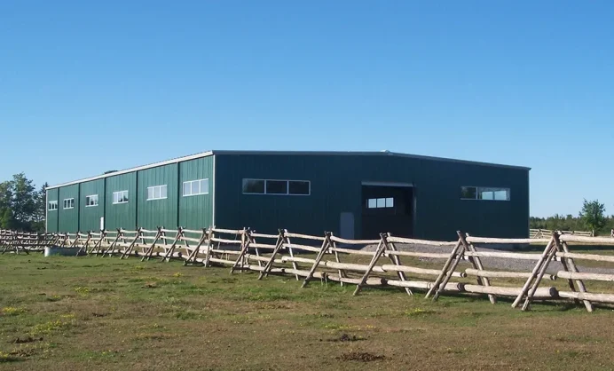 Manège Équestre en acier complètement recouvert 80' x 140' x  16'