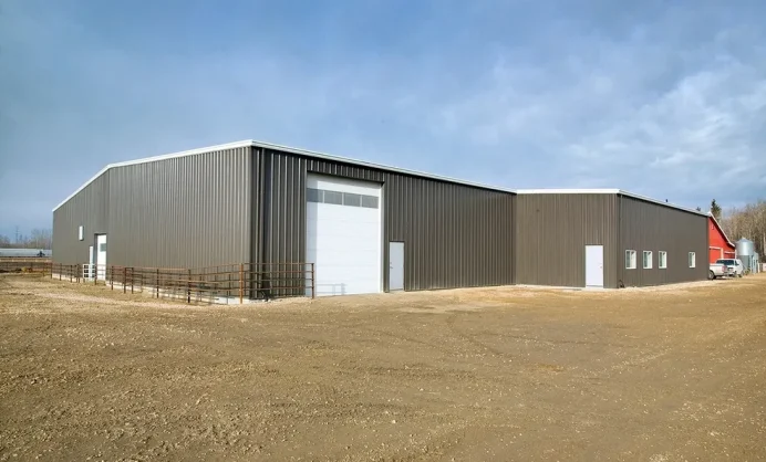 Manège Équestre en acier 75 ' x 168' 18' complètement recouvert
